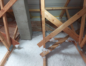 Zateplení stropu novostavby rodinného domu pomocí foukané izolace